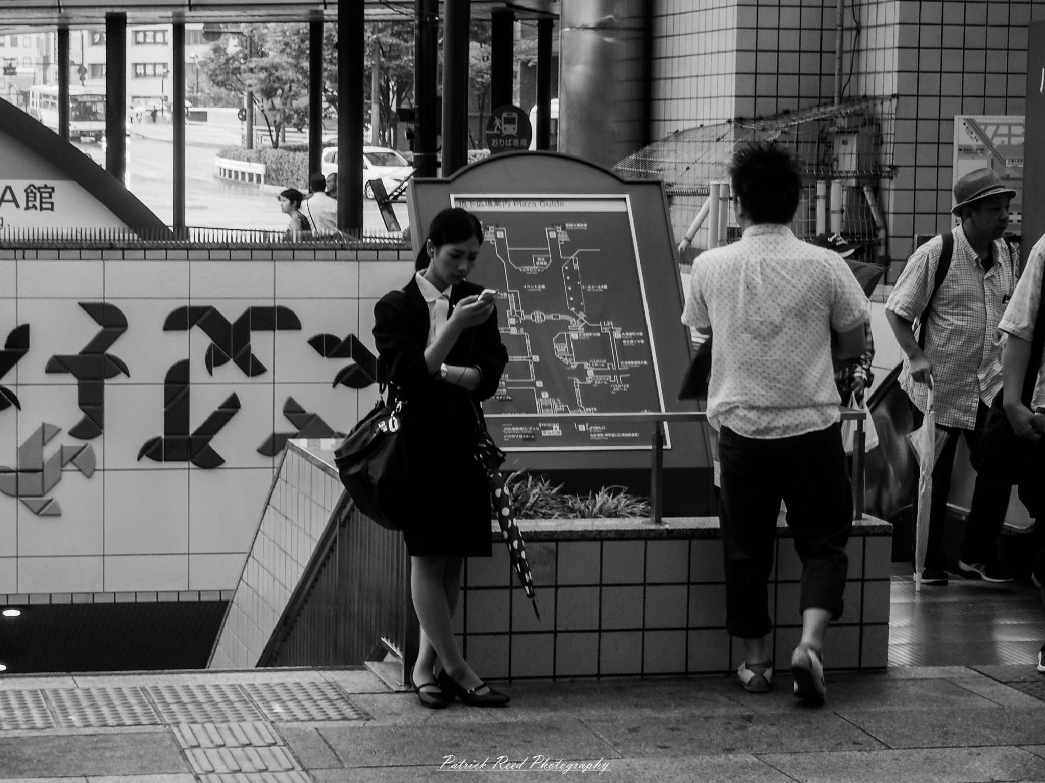 A series of noir-style street photography scenes set in Hiroshima, Japan, at night. The rain-slicked streets and narrow alleys reflect the soft glow of neon signs from izakayas, small shops, and vending machines. Silhouettes of people walking under umbrellas move through the misty atmosphere, their shadows stretching across the pavement. Traditional Japanese architecture, such as wooden facades and noren curtains, blends with modern urban elements like glowing billboards and bicycles parked along dimly lit sidewalks. The moody lighting, deep contrasts, and quiet yet cinematic ambiance evoke a sense of mystery and nostalgia, capturing the noir aesthetic in a contemporary Japanese cityscape.